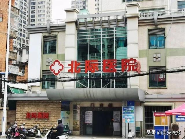 广西一老人去世后遗体不见了，被另一家人误接走下葬，如今两家人逢年过节常走动；医院已向双方赔偿