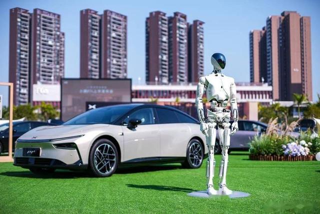 马斯克罕见认怂？点赞小鹏IRON，中美机器人争霸赛已见分晓