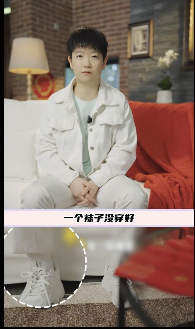 孙颖莎，王楚钦给球迷送祝福.一个裤腿塞袜子了.一个扣子扣错了！