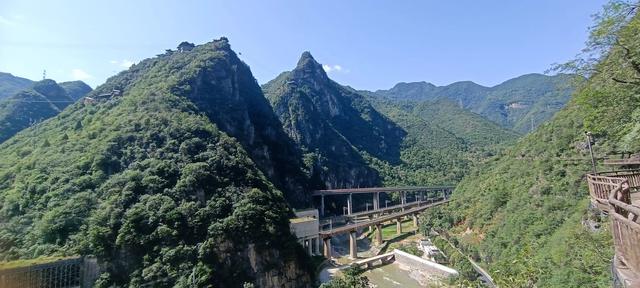 两山相对出，孤峰绕白云