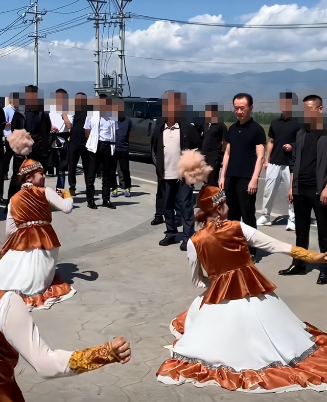 71岁王健林现身新疆，近照骨瘦如柴，王思聪却在国外和女友狂欢