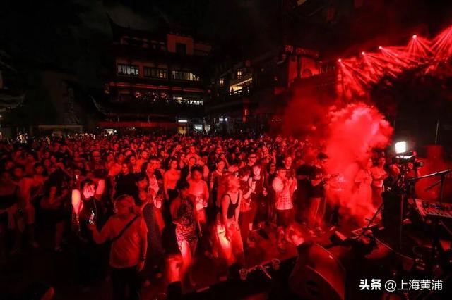 “全上海的老外大概都在豫园熬夜过七夕”！昨晚这里变身“不夜城”，现场“炸裂”，到处人人人人人人人
