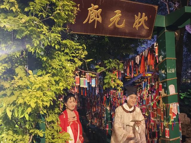 保定古莲花池夜游演出《莲池夜话·四喜良缘》,解锁古城新玩法!