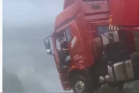 “卡车悬桥上”司机：路面下沉赶紧踩刹车 5小时后平静下来图片