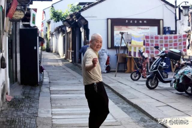 这条河边老街的“慢生活”：他们沿用数十年前的方式，一晃半生