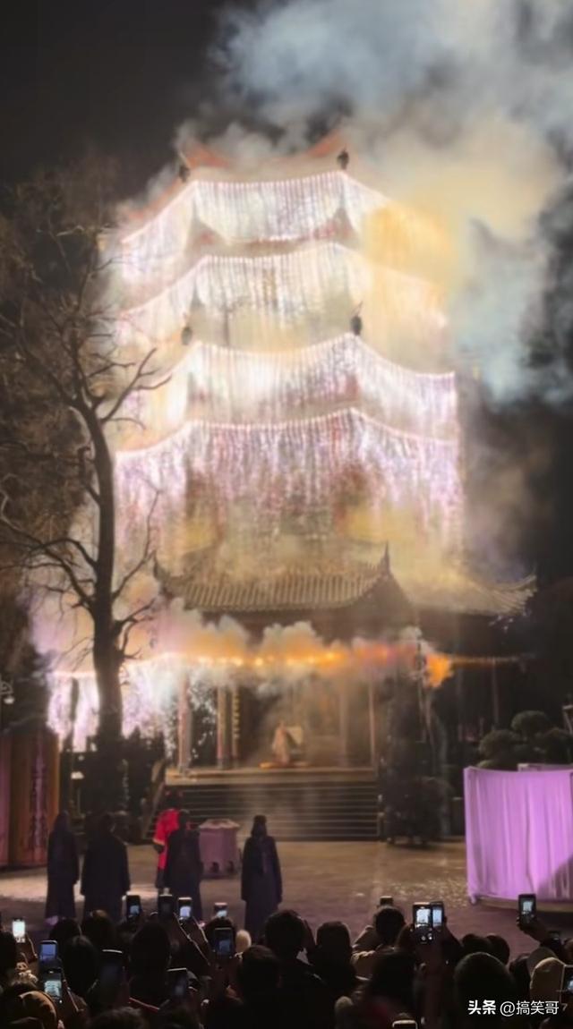 重庆丰都夜焰：千年鬼城的光影传奇。