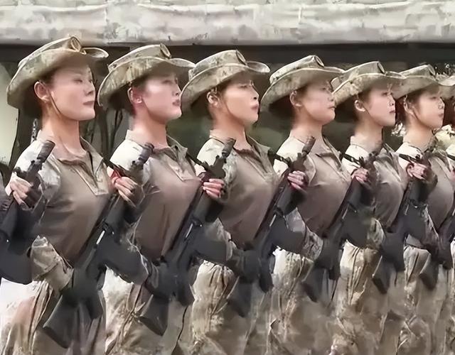 93受阅女兵参加婚礼被骂惨！网友：穿这套衣服去是几个意思？
