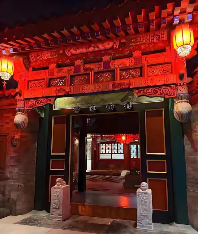 午夜的旗袍照，王诗龄北京小院穿旗袍冷艳现身，面无表情引发恐慌