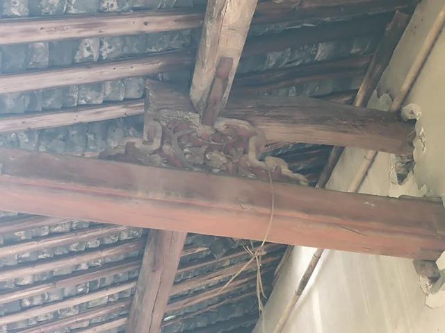 重庆江津山中发现一座荒废寺庙，无人看守，破败不堪