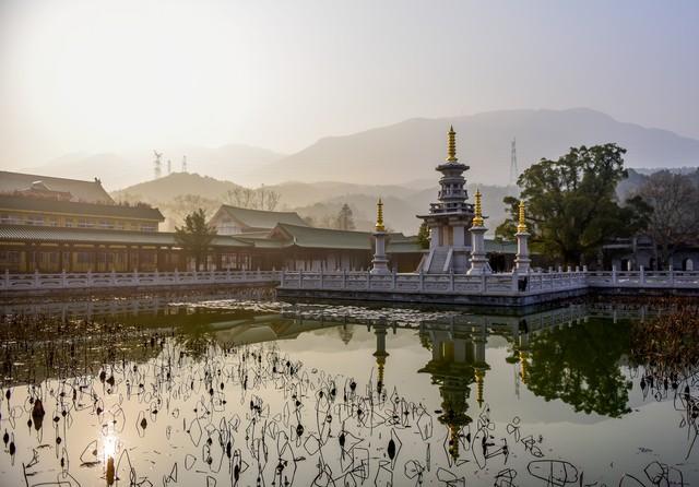 东林寺的秋色，渲染了古寺鎏金，照见一叶一红一禅心