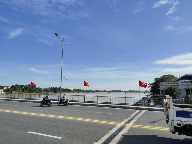 越南顺化大桥，北面不远就是越战中南越和北越的分界线-战争遗址