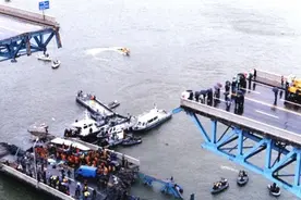 开车开一半桥塌了，一车人被压扁，韩国圣水大桥坍塌谁来负责？图片