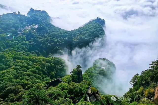一场秋雨涤，崆峒云海起