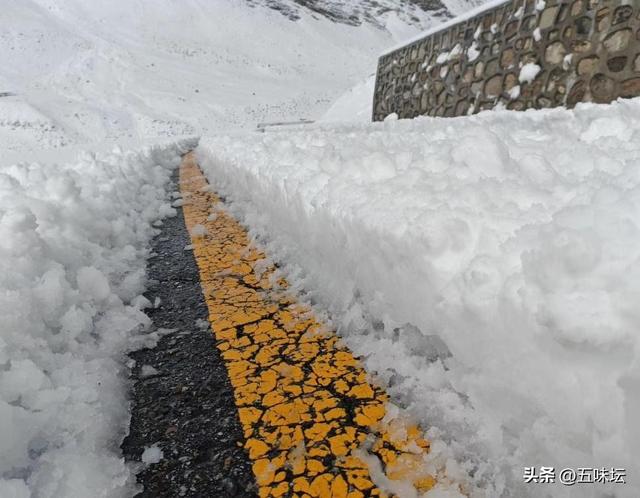 珠峰东坡遭遇罕见暴雪，登山者讲述惊险撤离经历