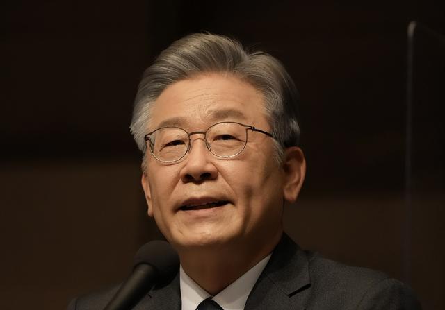李在明急访美国，签下15%关税协议，王毅一句话点明关键，韩外长直言：中国是“挑战”