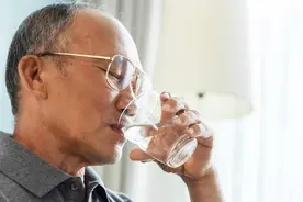 老年人口干舌燥、总觉得渴？提醒：补充3种营养，嘴巴湿润更舒适图片