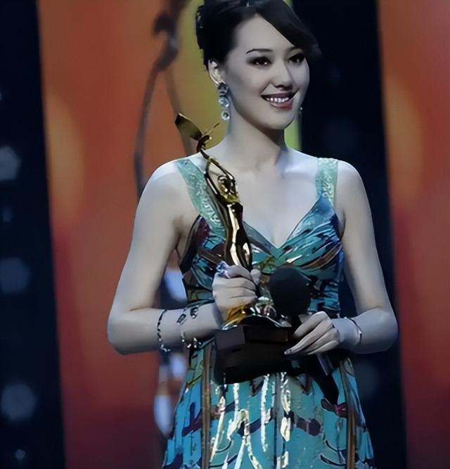 讨好大佬，陪睡上位，遭央视“开除	”	，她身上的标签哪个才是真的