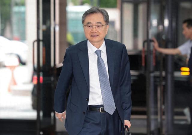 韩国摊牌了，李在明拒绝出席阅兵，王毅挂断电话，送给韩方一句话