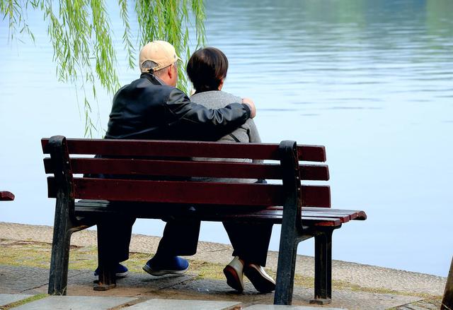 西湖:一砚秋水写晨光