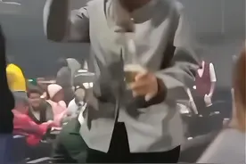 男子给夜店保洁100小费，大姨喜笑颜开亮出绝活：不能白拿你的钱图片