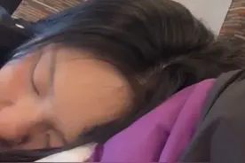 女生高铁上靠在男子肩膀睡了一路 后续网友感叹：你好会啊图片