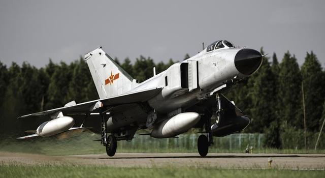 攻不了也守不住？中国空军在西藏上空，被印度空军足足欺负了40年