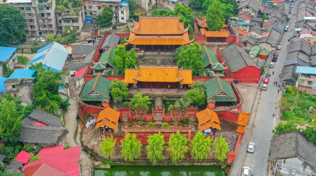 不敢想象周一的午后，走在沱江旁吹风有多舒服~