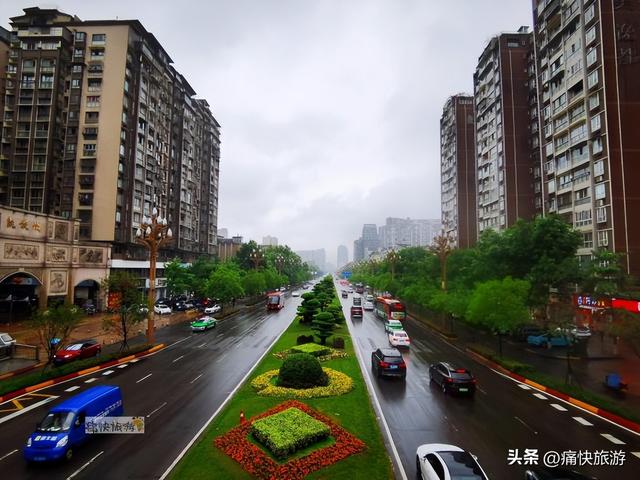 雨中漫步乐山城