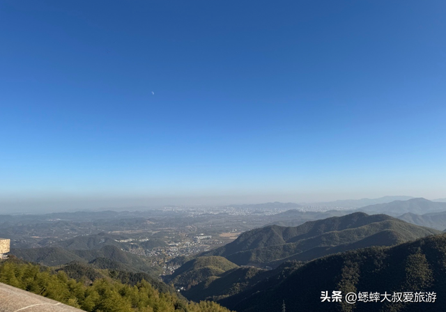 快来，浙江第三届莫干山红枫季开始了，可轻松来趟浪漫“枫”旅！