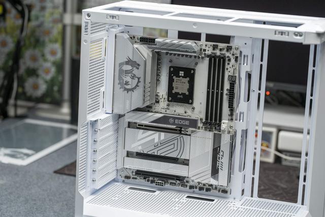 微星 MAG PANO 131 PZ WHITE 白龙机箱评测：装机超容易的海景房机箱