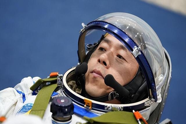 五旬老将再战“天宫”，五次出舱打破纪录，两次斩获功勋奖章