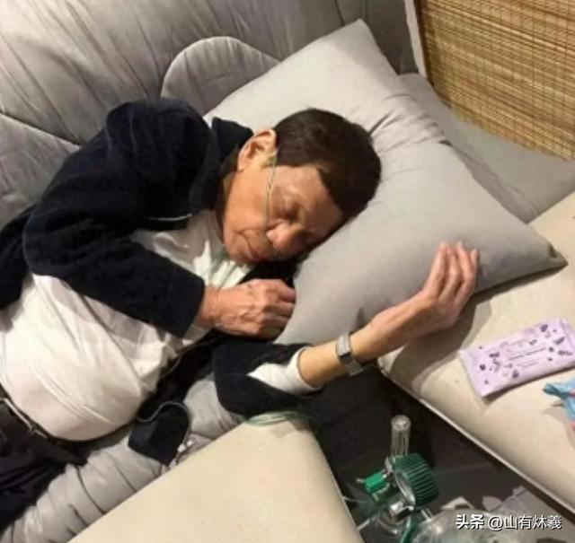 莎拉大概没有料到，还没等到第三国接收，杜特尔特先倒在海牙法院
