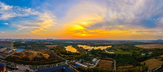 晚霞映照下的宁阳洸河湿地公园