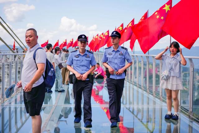 人心安 八闽大地“警”色美