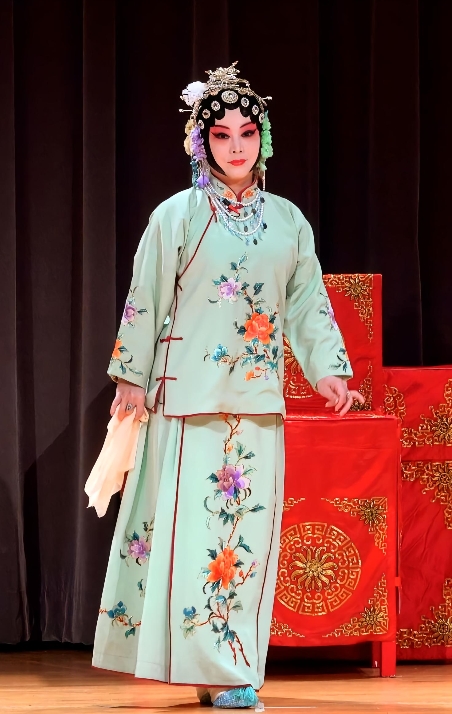 吃里爬外，永不回国？她带领30名演员选择留美，如今年过花甲归来