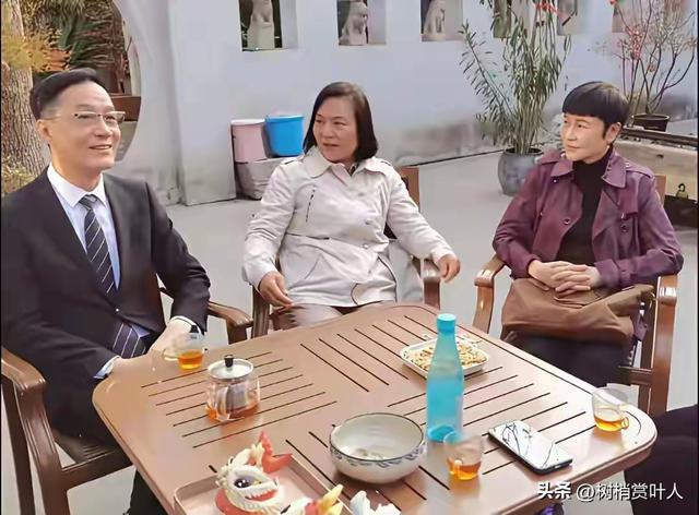 63岁冯远征带71岁妻子梁丹妮回陕西韩城老家，两人牵手逛景点