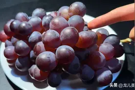 洗葡萄时，用盐水洗等于吃虫卵，这才是正确洗法，连葡萄皮都能吃图片