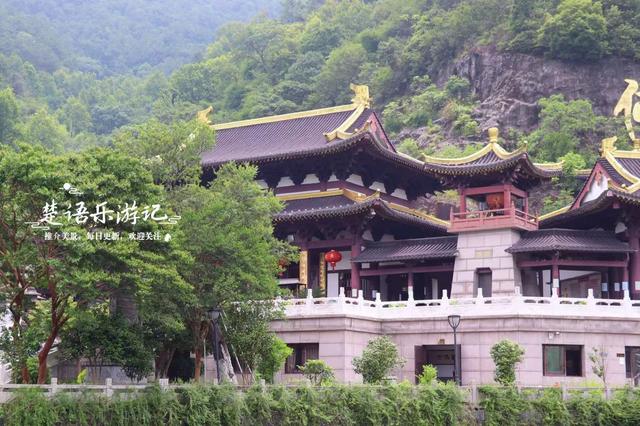 浙江宁波大青山下的宋式寺院，青山面水风光宜人，适合观景与休闲