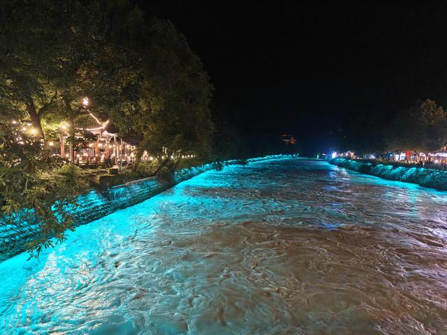 都江堰蓝眼泪景观带