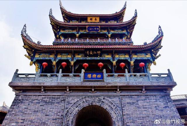 城门上奇葩的黄桷树 古城逆天了