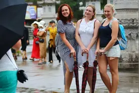 三亚已失守！外国游客这哪是来旅游，这分明是丧尸围城，人潮密集图片