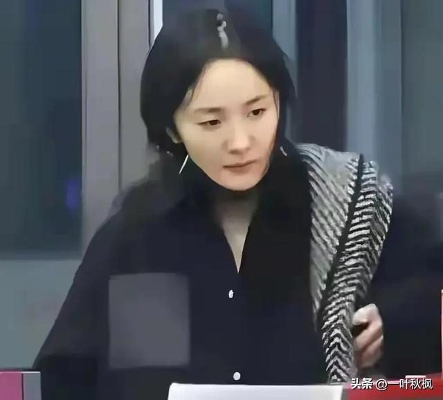 偶遇40岁的杨幂素颜,真实颜值长这样,没有网上说的那么漂亮