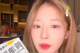 黄一鸣莎疯了，直播间卖各种跟葱有关的零食，网友：这真的是思葱图片