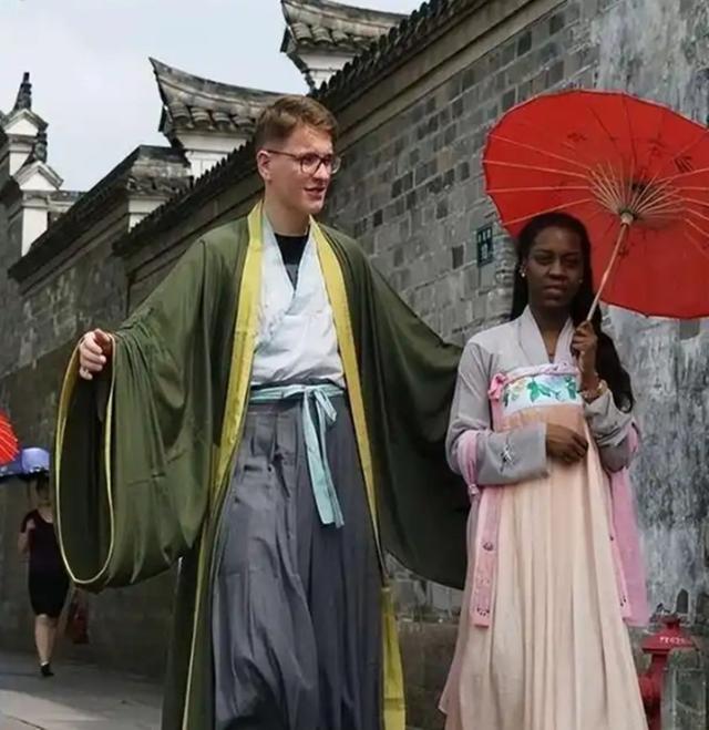 风向反了！免签后的中国，让外国人集体沉迷：回国连饭都吃不下