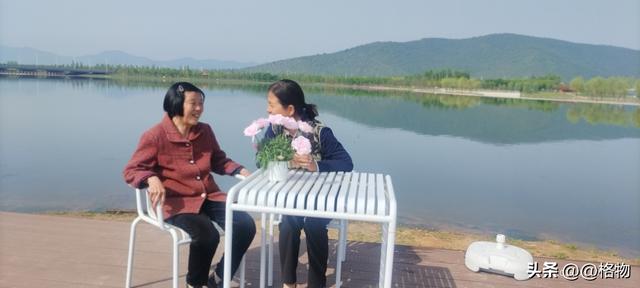 《带80岁老妈出游，她笑的那一刻，我才懂：孝顺从来不是钱的事》