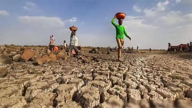 全球淡水告急！多国母亲河濒临干涸危机，“地球之眼”正在消逝
