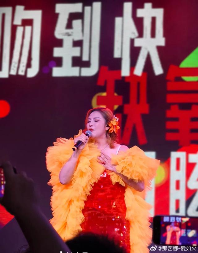 知名女歌手突发意外！已无法下地，多场演出暂停
