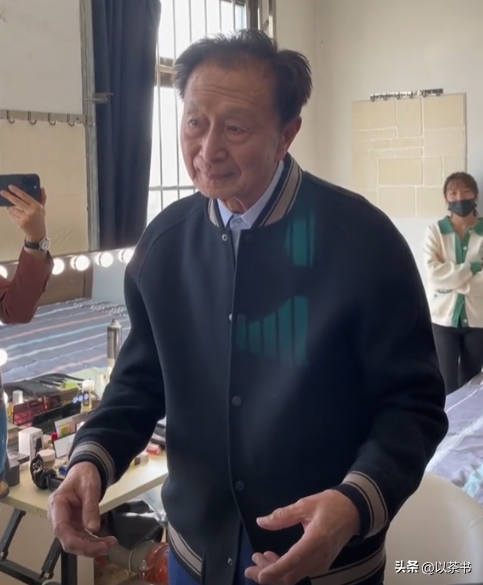 86岁宋世雄现状：定居北京老到认不出，托举儿女成才后却都在国外