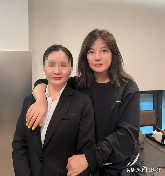 49岁赵薇现身安徽老家	，全副武装难掩落魄？曾经的顶流如今怎样了