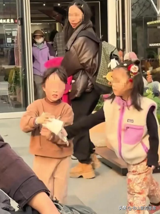 女孩打翻水杯后续：母女道歉，正脸被扒已社死，女孩状态让人担忧